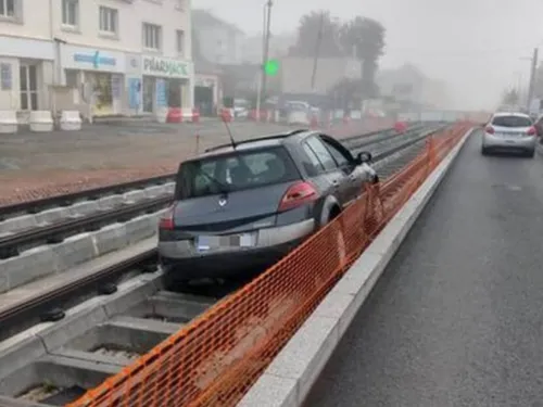 Une voiture coincée sur les rails du tramway (Photo)